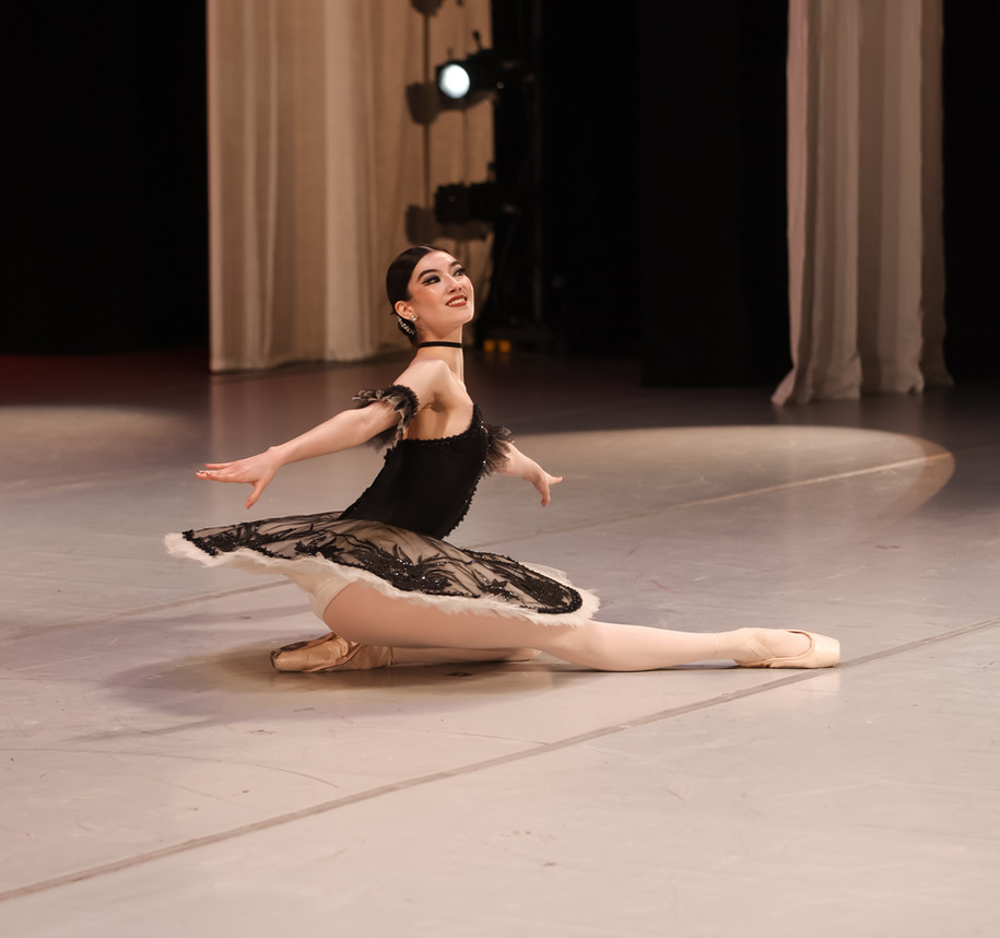 Phoenix Ballet bailarina interpretando repertorio clásico.