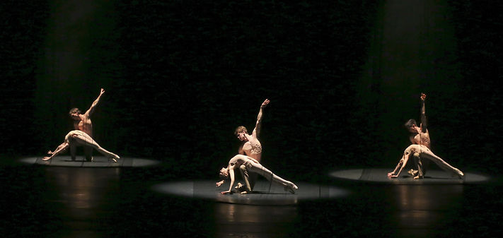 Bailarines Phoenix Ballet actuando en gira